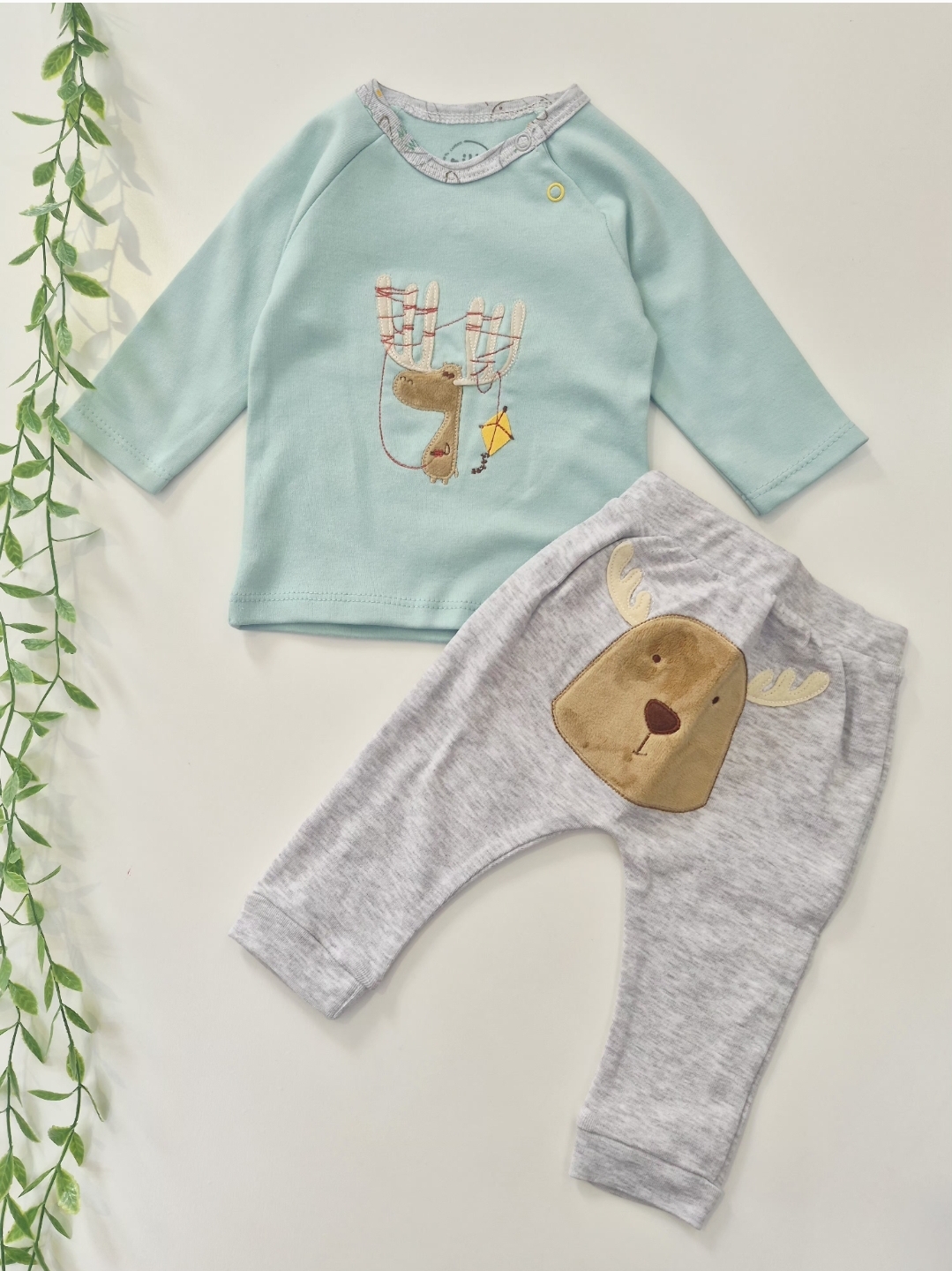 تصویر لباس پنبه نوزادی نیلی طرح گوزن - دو 