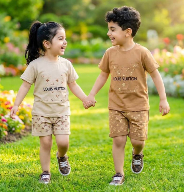 تیشرت شلوارک اسپرت مناسب دختر و پسر طرح لویی ویتان LV تیشرت شلوارک طرح برند تیشرت شلوارک گلدوزی اسپرت لباس دخترانه لباس پسرانه لباس بچگانه لباس کودک خرید آنلاین لباس کودک خرید آنلاین لباس بچگانه خرید آنلاین پوشاک کودک پوشاک کودک لباسبچه